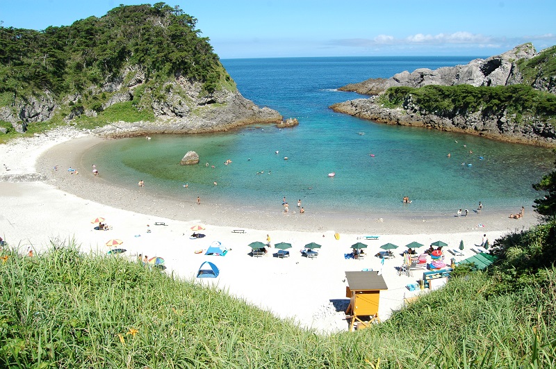 Tomari Beach (Shikinejima Island) © Tokyo Convention & Visitors Bureau