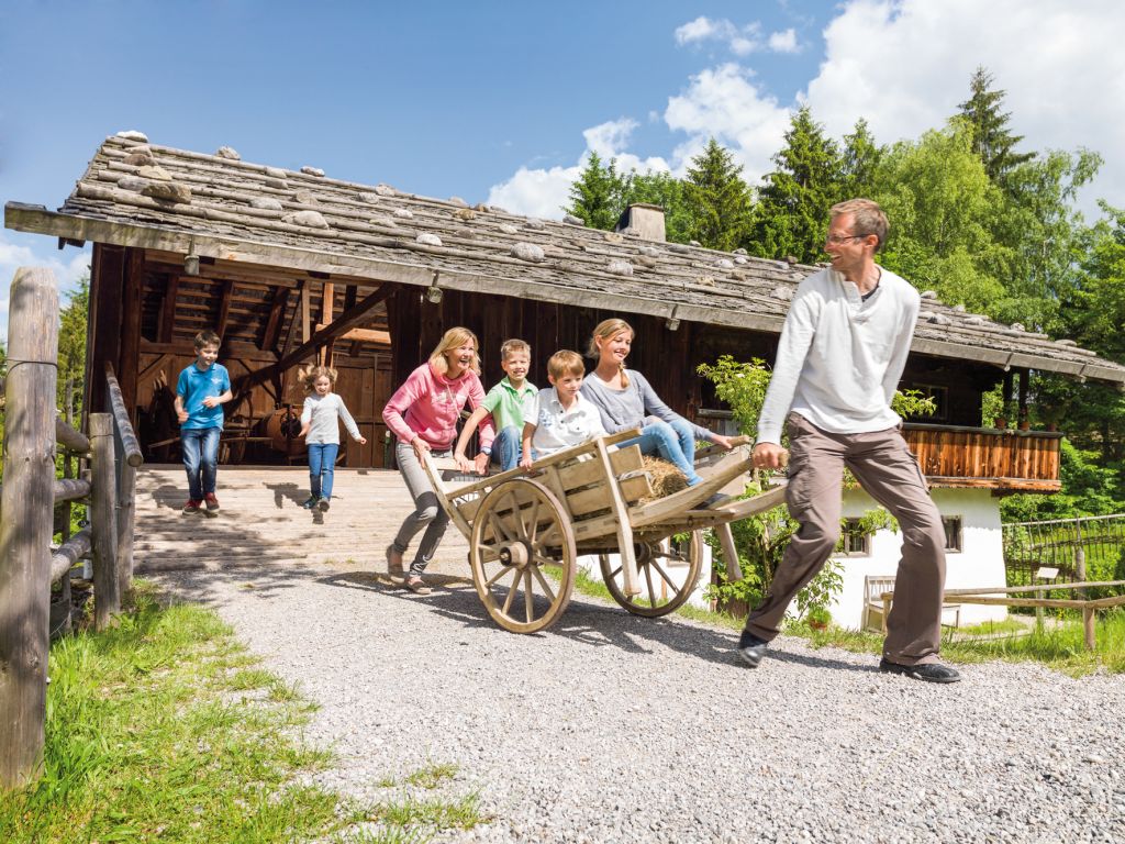 Das Freilichtmuseum Glentleiten, oberhalb des Kochelsees, ist das größte seiner Art in Südbayern. 