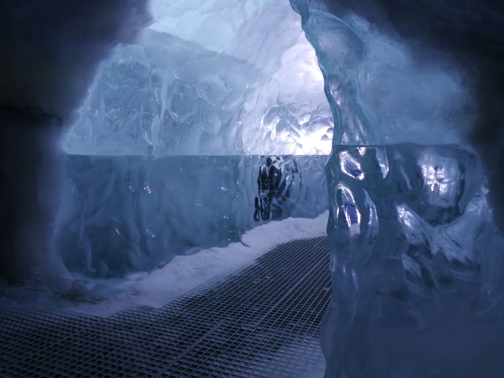 Das Perlan Museum in der isländischen Hauptstadt Reykjavik bietet zahlreiche interaktive Aktivitäten, anhand derer die Besucher die Besonderheiten von Islands Natur selbst erforschen. Highlight ist neben dem 360-Grad-Kino ein 100 Meter langer Eistunnel. 