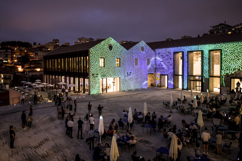 In Portos neuem Kulturviertel World of Wine (WOW) wandeln Besucher seit Sommer 2020 auf den Spuren von Wein, Geschichte und Kultur, mit sechs Museen, neun Restaurants, Bars und Cafés sowie Shops, Veranstaltungssäle, temporäre Ausstellungsflächen und eine eigene Weinschule 