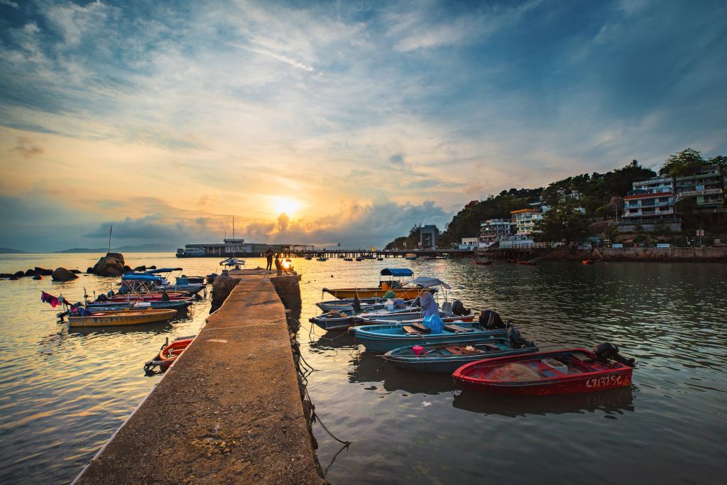 Lamma Island ist vor allem für ihre ruhigen Fischerdörfer und schönen Strände bekannt und liegt nur eine halbe Stunde mit der Fähre von Hongkong entfernt.