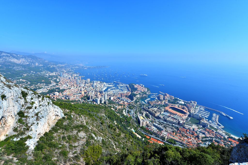 Abseits der Luxushotels und Shoppingmeilen gibt es im Fürstentum Monaco schöne Spazierwege und Wanderrouten, die es zu entdecken lohnt. Bei Einheimischen beliebt ist etwa der Rundweg um den Tête de Chien, den Hundekopf.