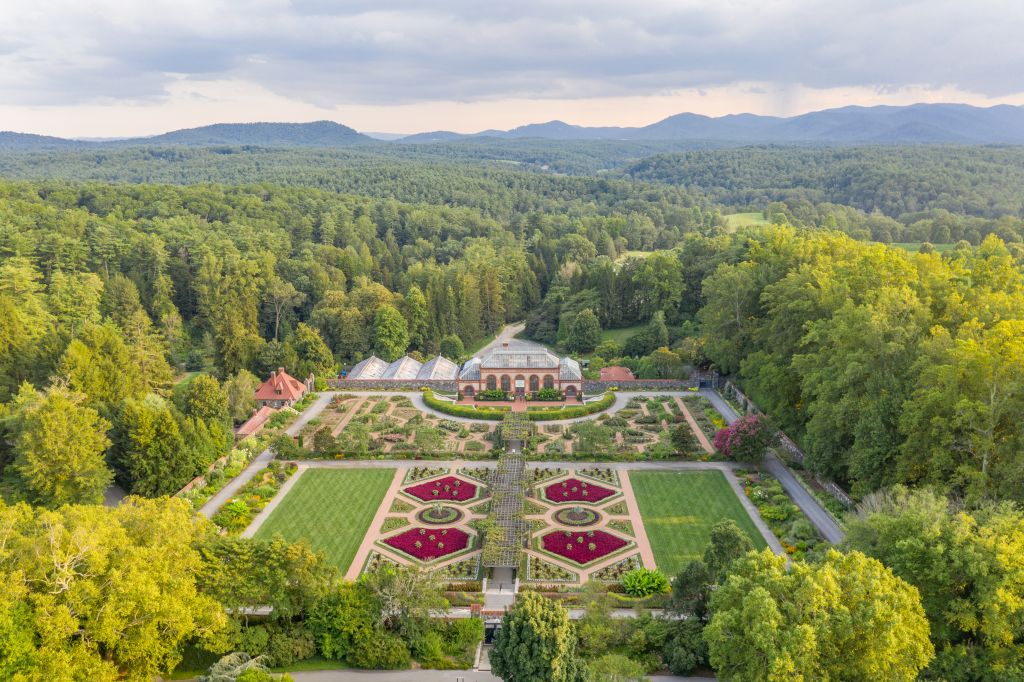 Das Biltmore Estate in North Carolina beherbergt nicht nur das größte Privathaus in den Vereinigten Staaten, sondern auch eine Gartenlandschaft auf über 30 Hektar, die von Amerikas führendem Landschafts-architekten Frederick Law Olmsted entworfen wurde. 