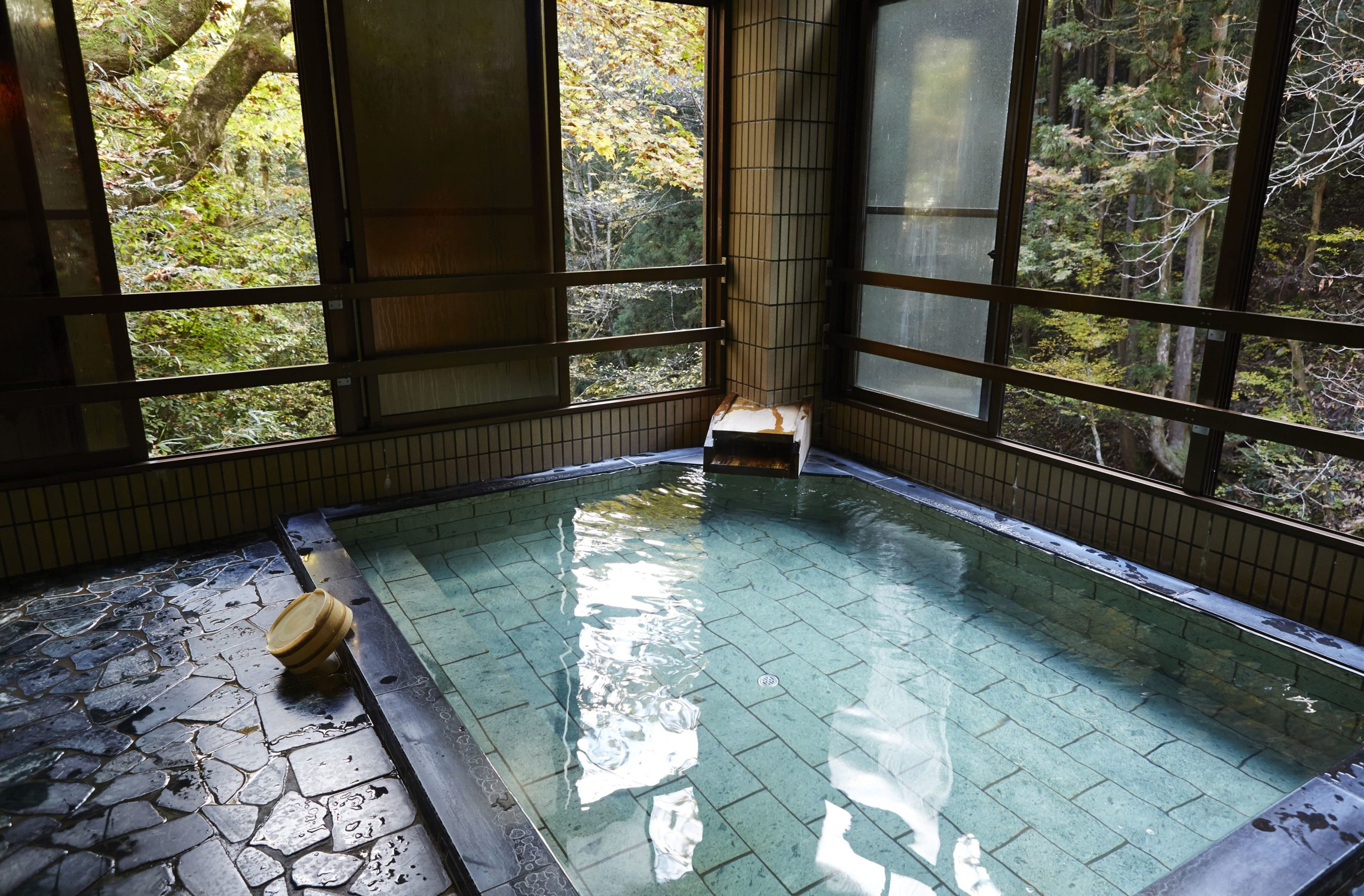Sie sind das perfekte Kontrastprogramm zum trubeligen Alltag in Japans Hauptstadt: die Onsen. Die Temperaturen der natürlichen, heißen Quellen können bei über 40 Grad Celsius liegen. 