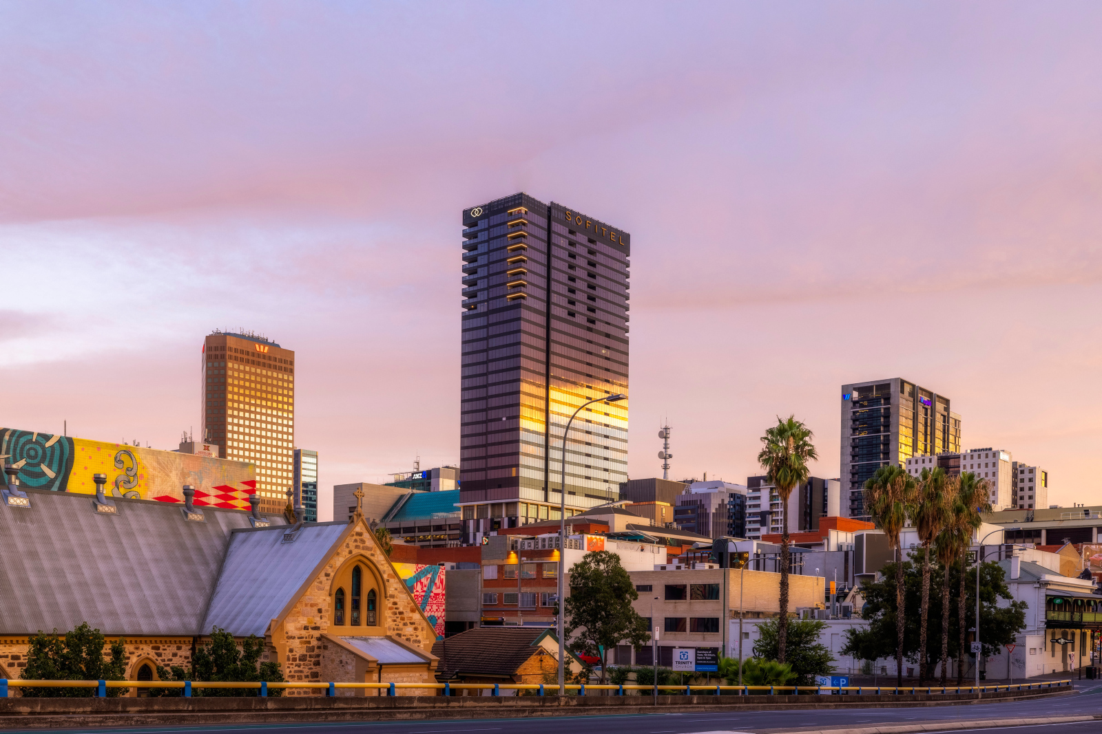 In und um Südaustraliens Hauptstadt Adelaide finden Australien-Reisende alles, was das Herz begehrt – und das abseits der Massen und gemeinsam mit den Einheimischen: historische Sehenswürdigkeiten, ausgezeichnete Gastronomie, Events, Galerien und Museen, Märkte, Wein, faszinierende Aborigine-Kultur, eine abwechslungsreiche Natur- und Tierwelt sowie blütenweiße Strände. 
