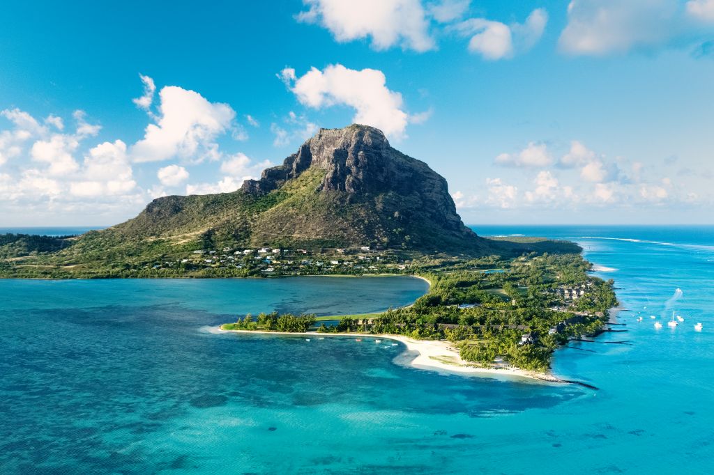 Der Le Morne Brabant ist ein 556 Meter hoher, beeindruckender Berg auf der gleichnamigen Halbinsel im Südwesten von Mauritius. 