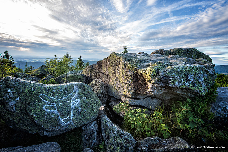 Mit 1.024 Metern ist der Ochsenkopf die zweithöchste Erhebung Nordbayerns und gilt mit dem in Fels gemeißelten Stierkopf auf dem Berggipfel als Wahrzeichen des Fichtelgebirges. 