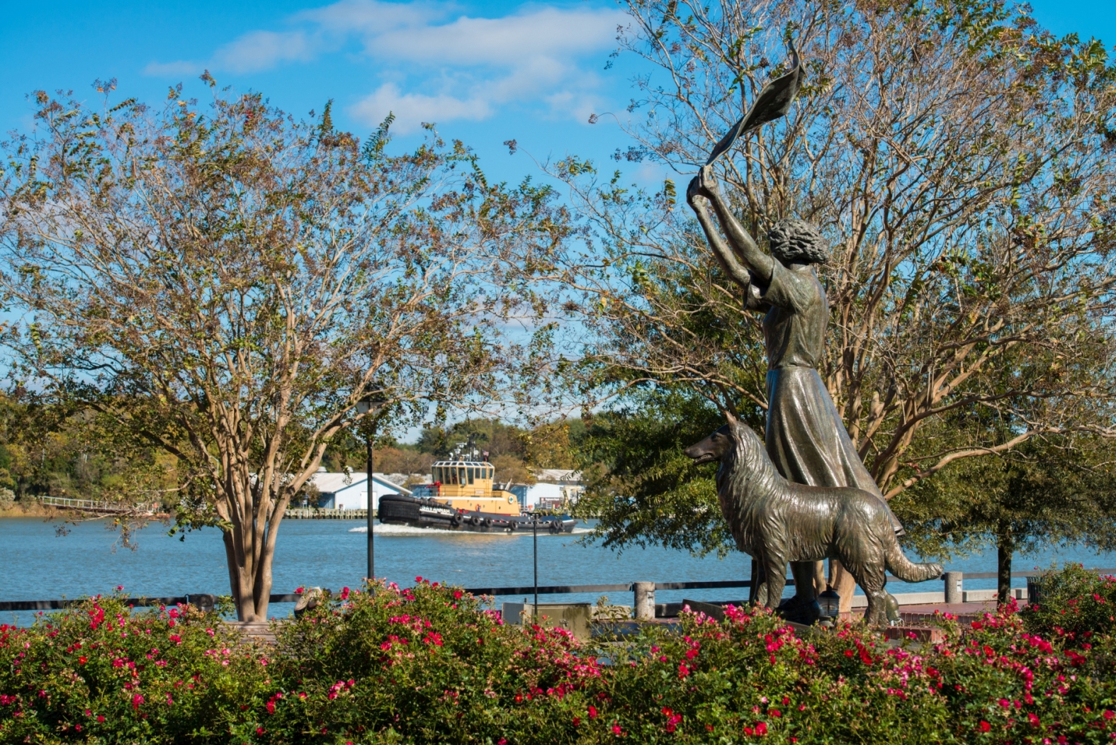 das Waving Girl - diese Statue eines Mädchens, das an der Seite seines Hundes ein Tuch schwenkt, ist das Abbild von Florence Margaret Martus.