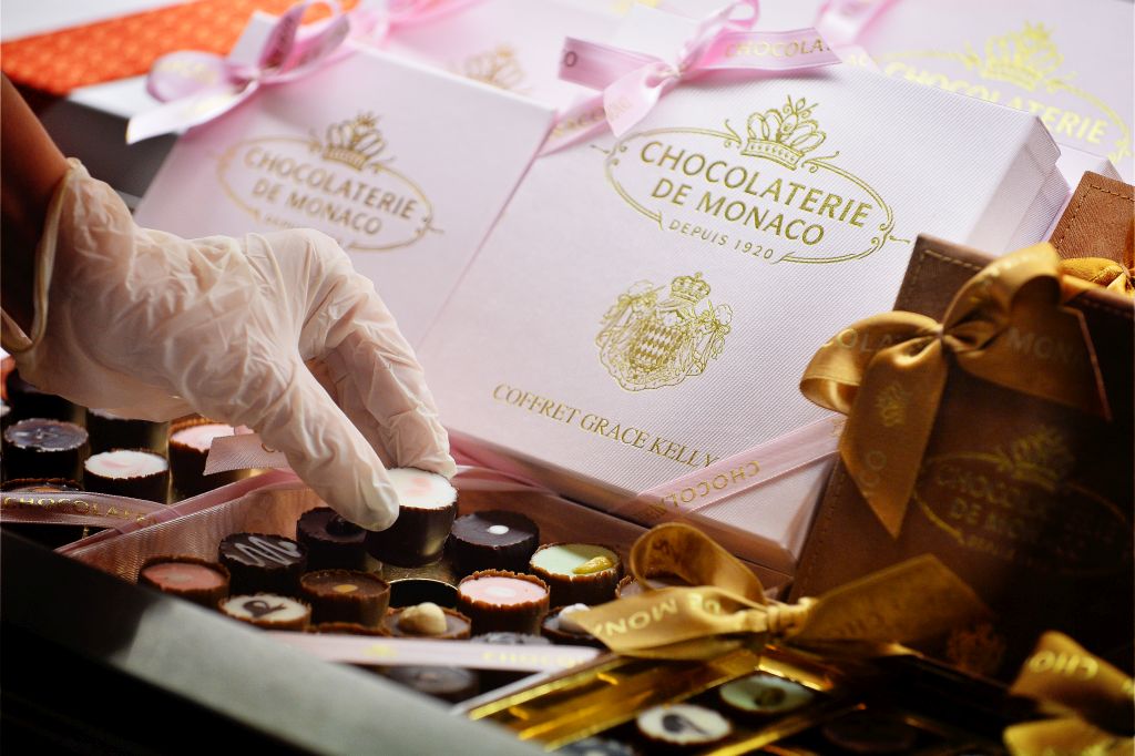 Wer fürstlich naschen möchte, ist bei der „Chocolaterie de Monaco" im gleichnamigen Stadtstaat an der richtigen Adresse. Die kleine Manufaktur in der Altstadt Monacos, gleich neben dem Lycée Albert I gelegen, gibt es bereits seit 1920. 