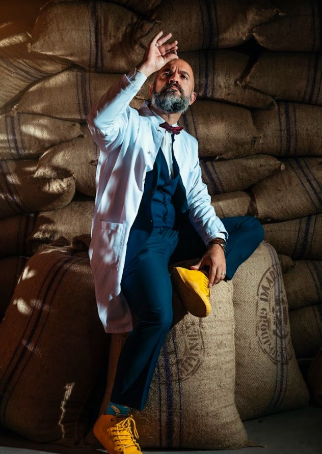Meisterchocolatier Pedro Araújo reiste für die World of Wine extra einmal um den Kakaogürtel (20 Grad nördlich und südlich des Äquators), um die besten Bohnen und die perfekte Rezeptur dafür zu finden. 
