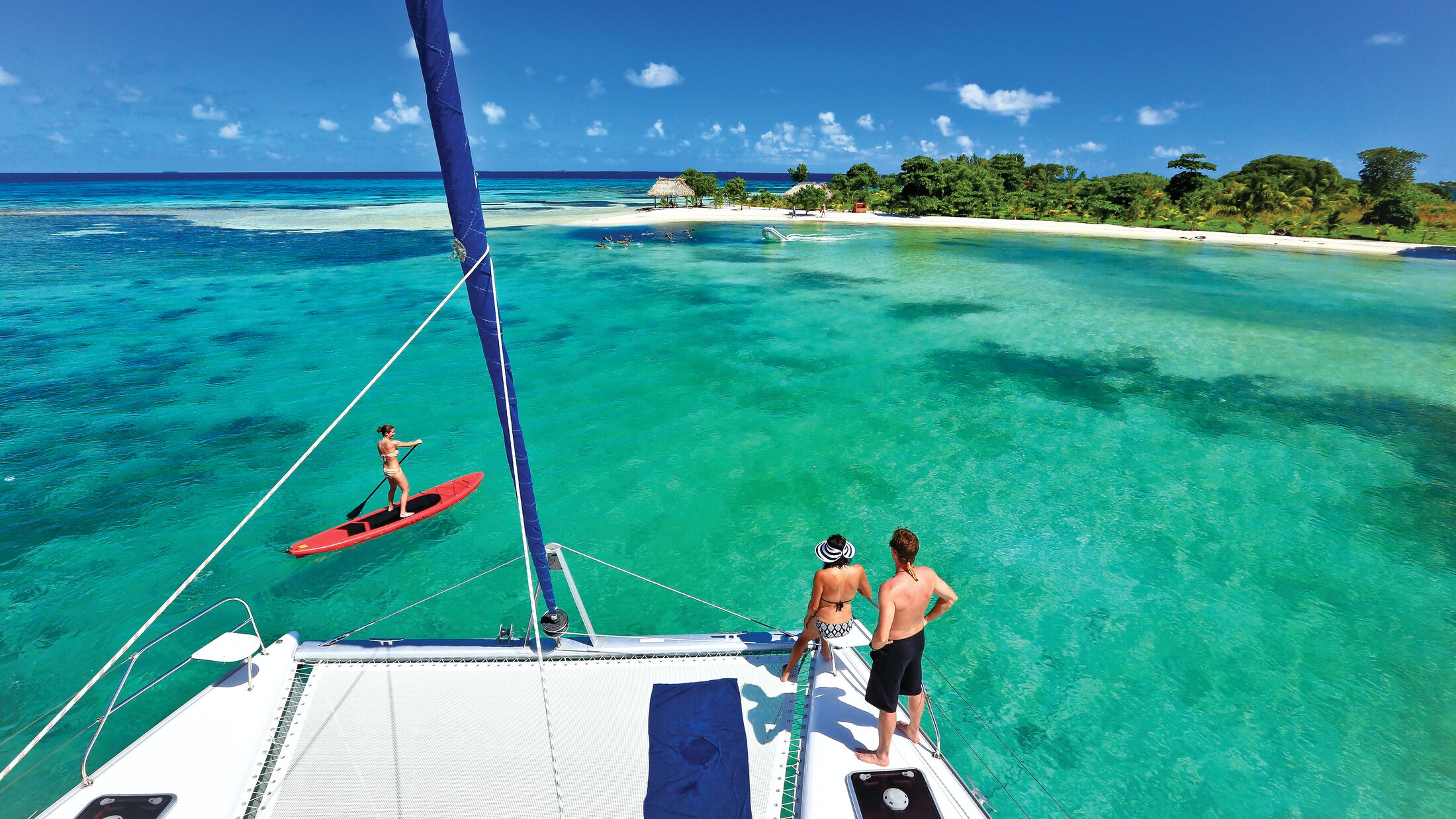 Vor der Küste von Belize wartet eines der wenigen, wirklich noch unberührten Reiseziele unserer Erde: das Mesoamerikanische Riff. Ab der Basis Placencia bieten die etablierten Anbieter Sunsail und The Moorings private Yachten für einen individuellen Urlaub auf dem Wasser an.