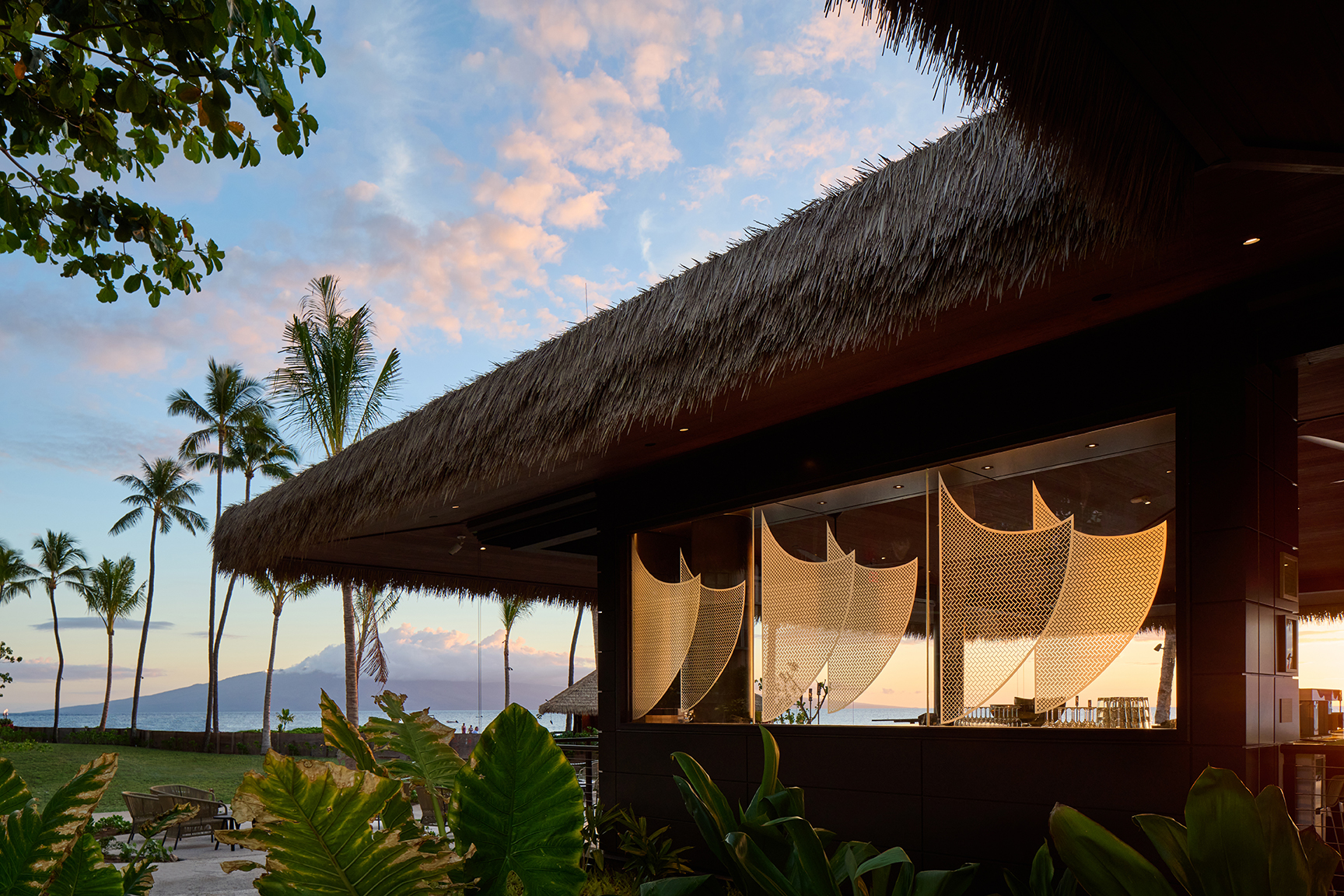 Das grüne Paradies lässt sich am besten vom Kā‘anapali Beach Hotel aus entdecken, das sich im Nordwesten der Insel, eingerahmt von den West Maui Mountains und dem Pazifik, befindet. 