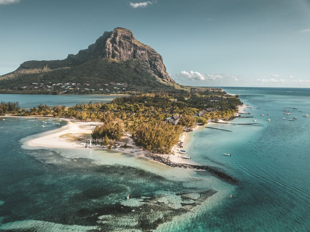 Im Paradis Beachcomber fühlen sich Gäste paradi(e)sisch wohl. Sieben Kilometer Strand umgeben die großzügige Anlage des Hotels, das eindrucksvoll auf der Le Morne Halbinsel vor dem magischen Berg Le Morne liegt