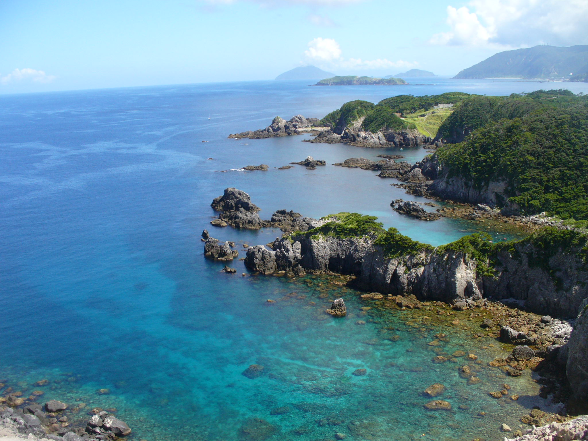 Nur wenige Urlauber verbinden Japans Hauptstadt mit tropischen Inseln, dabei zählt Tokio gleich 300 dieser Inselparadiese zur Präfektur. 