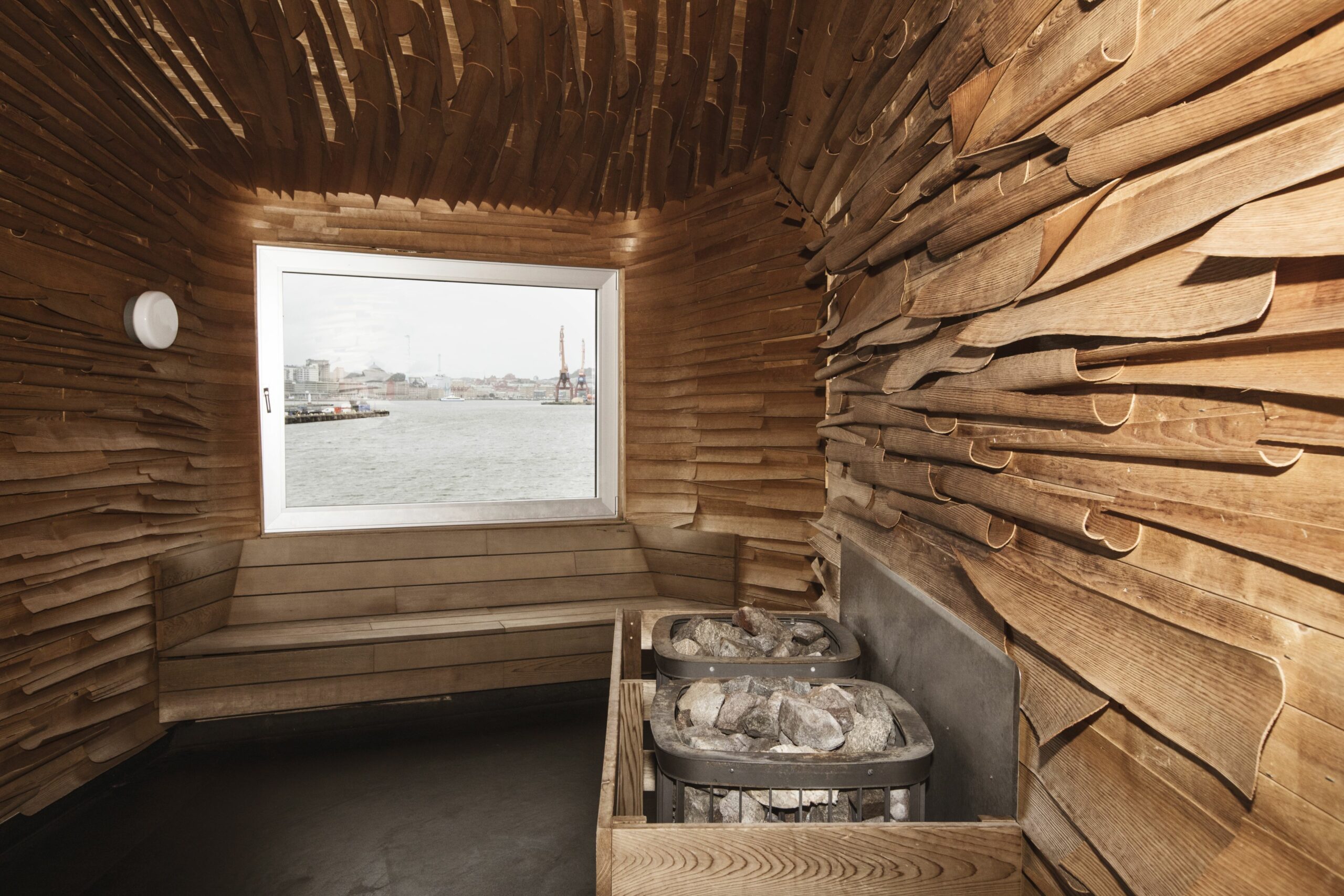 Seit Februar 2015 zieht in Westschweden ein besonderes Gebäude die Blicke auf sich: die Sauna im Freihafen von Göteborg. Sie gilt als eine der spektakulärsten Saunen des Landes und wurde größtenteils aus nachhaltigen Materialien geschaffen