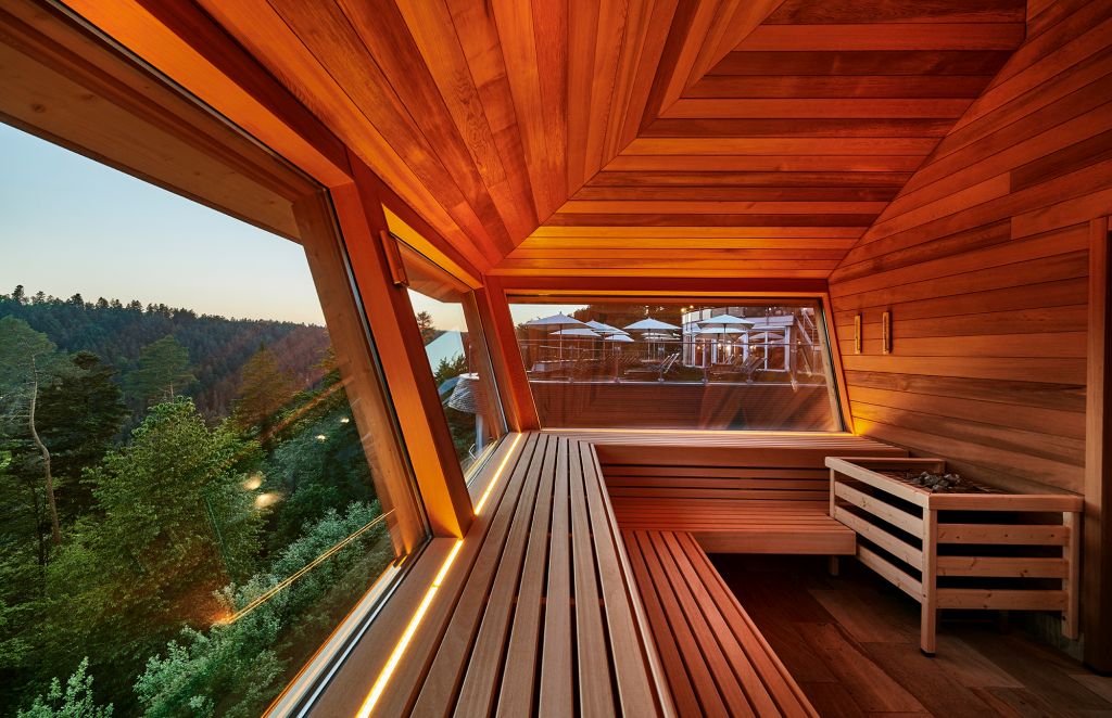 Hoch hinaus geht es in der Hochsitzsauna des Hotels Berlins KroneLamm in Zavelstein im Nördlichen Schwarzwald. Seit Ende 2019 lädt hier die 85-Grad-Celsius-Sauna nicht nur zum Schwitzen, sondern auch zum Aussicht genießen in neun Metern Höhe ein