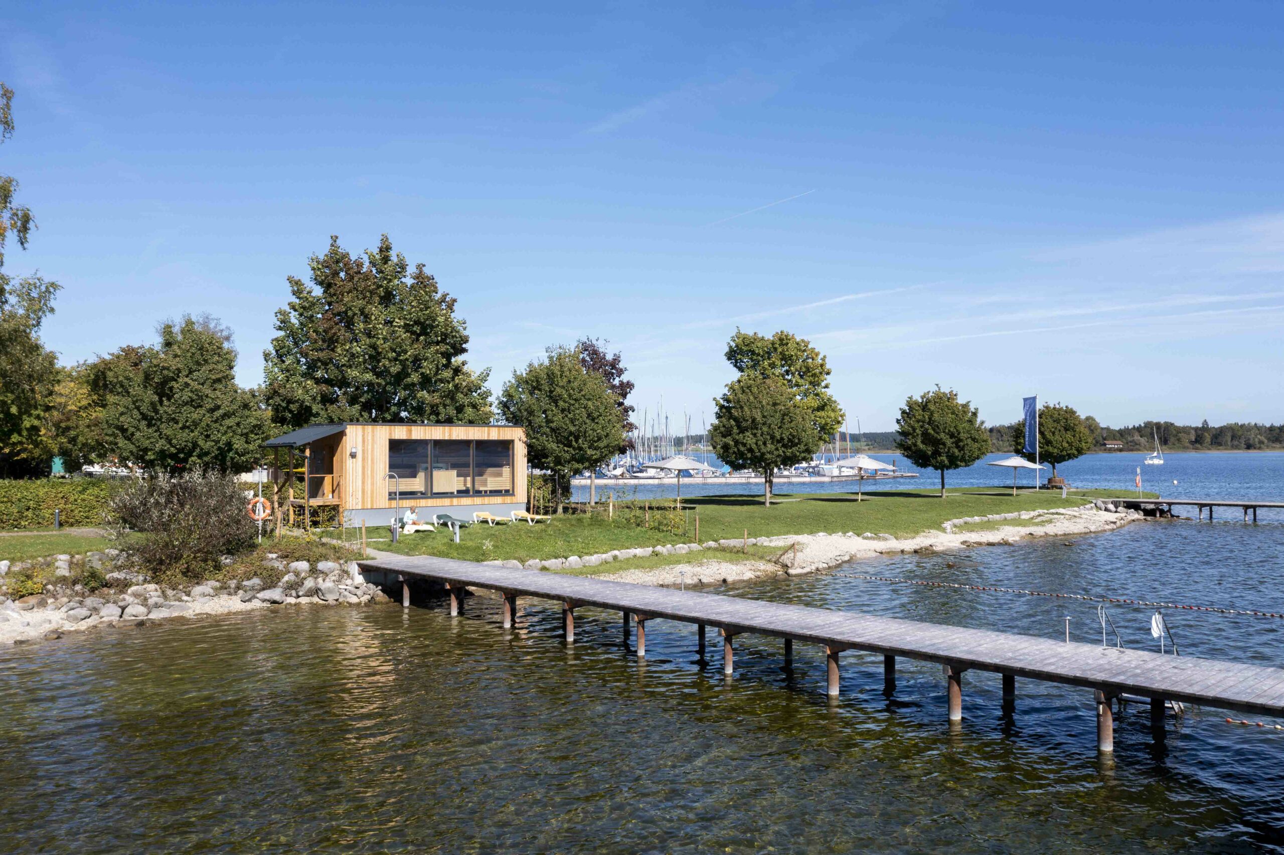 Zuerst bei wohligen 85 Grad entspannen und dann ab ins erfrischende Bayerische Meer: Die Außensauna des Prienavera Erlebnisbades in Prien am Chiemsee verfügt nicht nur über exklusiven Seezugang mit Steg, sondern auch über einen eindrucksvollen Bergblick auf die Chiemgauer Alpen 