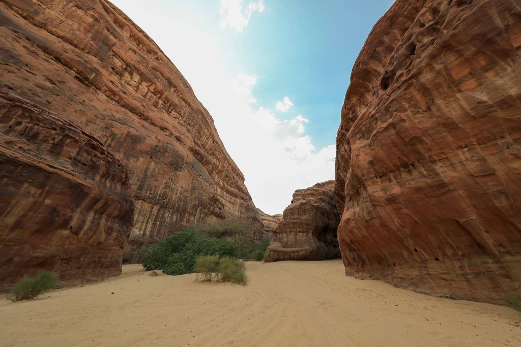 AlUla im Nordwesten Saudi-Arabiens ist bekannt für die Felsengräber Hegras als UNESCO-Weltkulturerbe. Wer die einzigartige Landschaft, die sich stets verändernde Wüste, die markanten Sandsteinfelsen sowie die unzähligen Schluchten auf Schusters Rappen erleben will, muss früh aufstehen. 