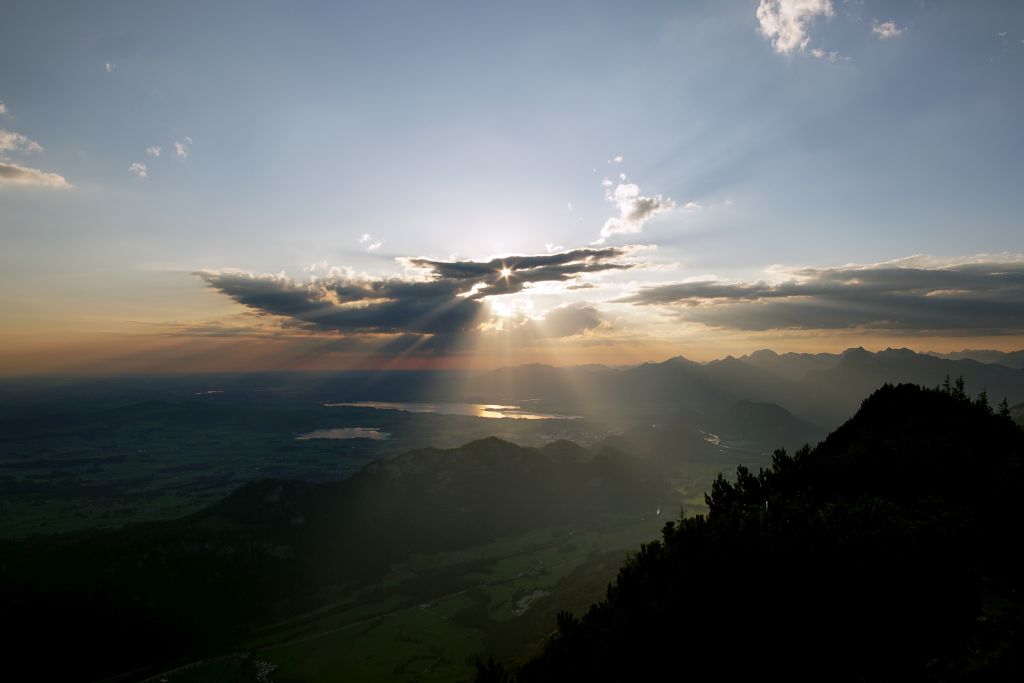In Pfronten im Allgäu lohnt sich das Aufstehen mit dem ersten Wecker, denn vom Gipfelplateau des Hausbergs Breitenberg erleben Frühaufsteher auf 1.838 Metern Höhe einen unvergesslichen Sonnenaufgang bei einem 360-Grad-Panoramaausblick in die Allgäuer und Tiroler Bergwelt.