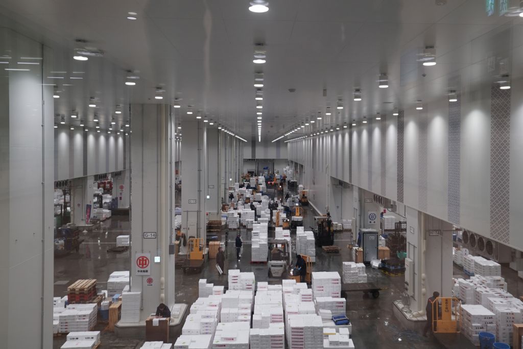 Bekannt für seine Vielfalt und allmorgendlich stattfindenden Thunfischauktionen war der Tsukiji Fischmarkt mehr als 80 Jahre ein wichtiges Wahrzeichen Tokios. 