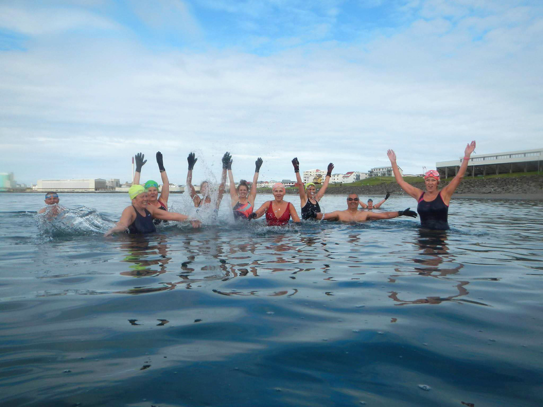 Für Isländer gang und gäbe, für Besucher noch ein eisiges Novum: Meeresschwimmen bei kalten Temperaturen. 