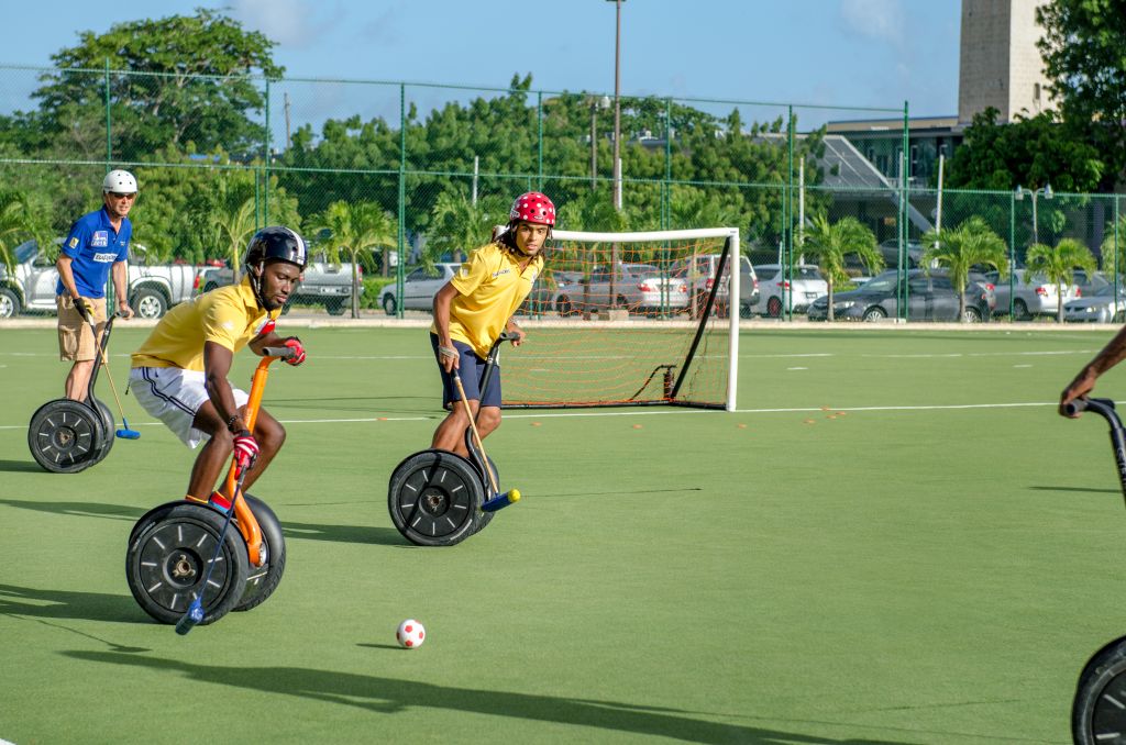 Auf Barbados wird Segway-Polo mit einem der erfolgreichsten Teams der Welt gespielt. 
