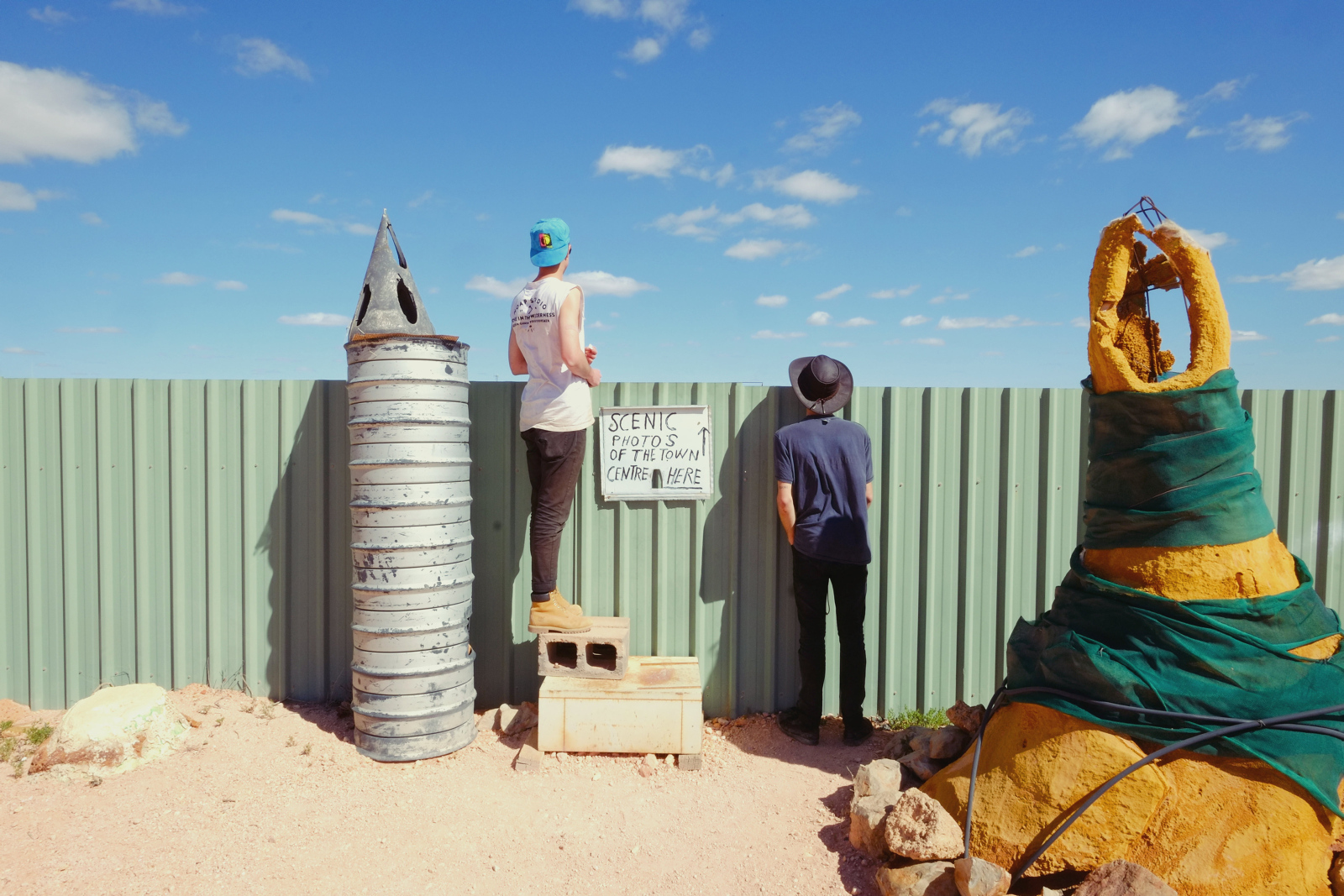 Eine beliebte Route durch das Outback Australiens ist der Explorers Way, der in Adelaide beginnt und den Kontinent bis in den Norden durchzieht. Eine seiner Stationen ist Coober Pedy, das mitten in der ausge-dörrten Mondlandschaft des südaustralischen Outback liegt. 
