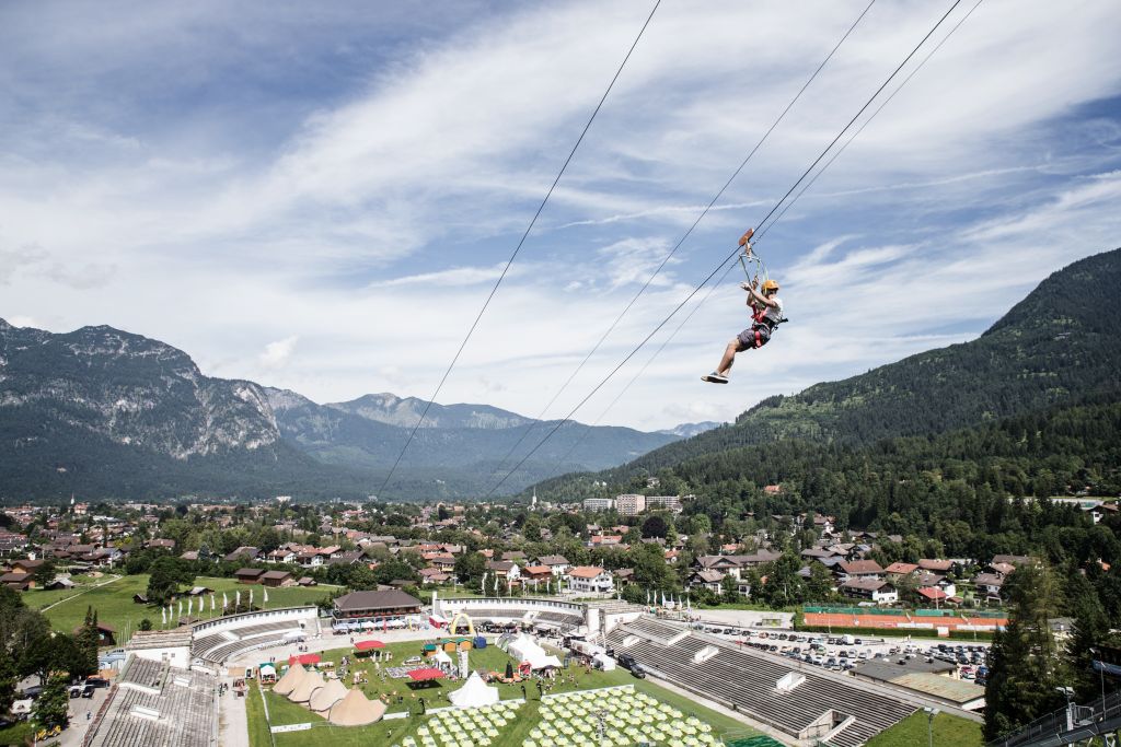 Der Flying Fox in Garmisch-Partenkirchen befördert Groß und Klein mit einer maximalen Höchstgeschwindigkeit von bis zu 70 km/h in einer Höhe von 270 Metern hinab ins Tal.