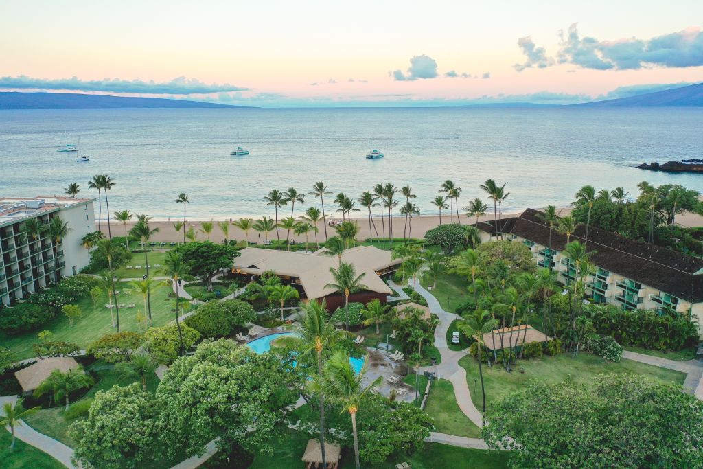 Das Kā‘anapali Beach Hotel auf der hawaiianischen Insel Maui trägt den Beinamen „Hawai‘is Most Hawaiian Hotel“ und zelebriert mit seiner authentischen Zimmereinrichtung, lokaler Küche und Aktivitä-ten das Erbe Hawaiis. 