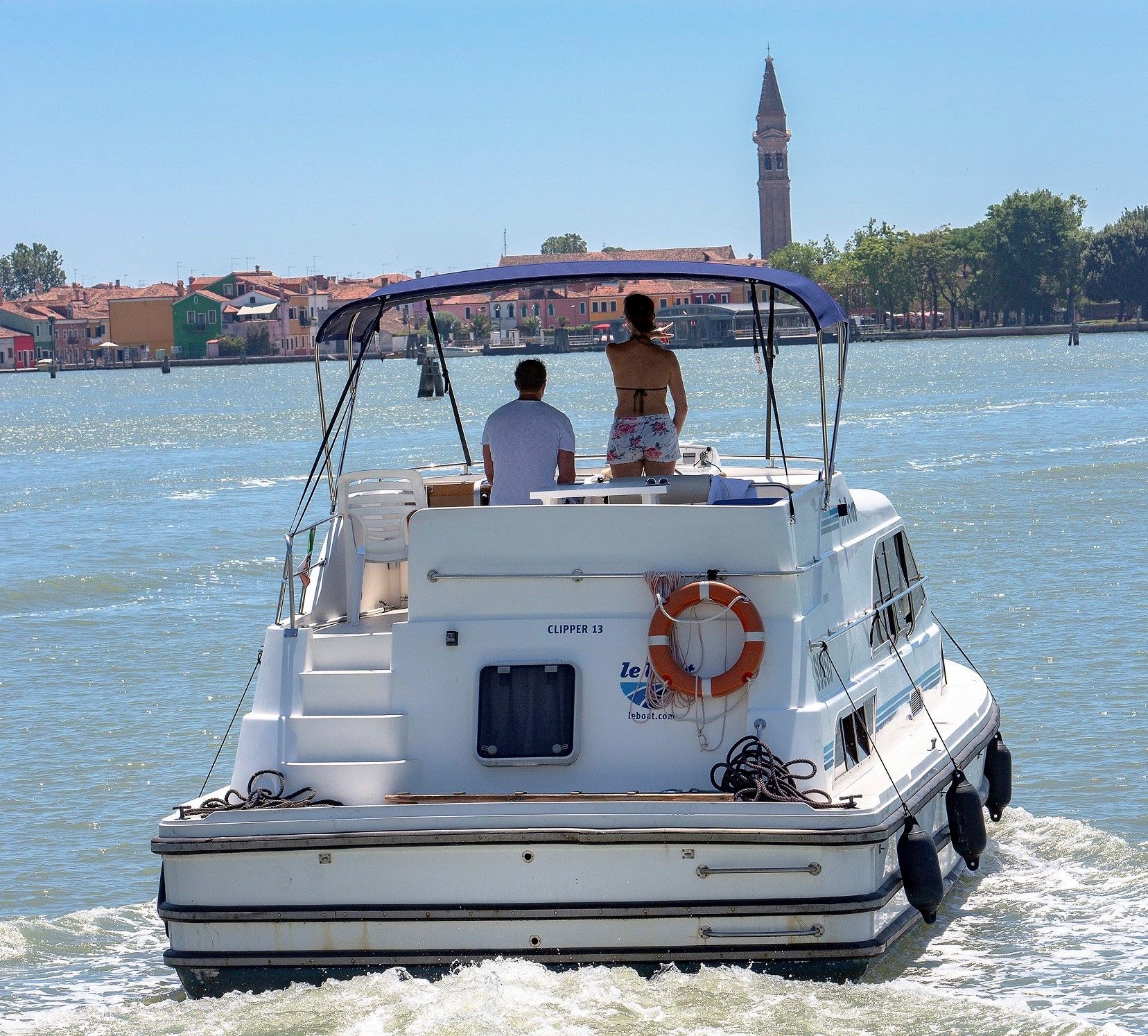 Wer schon mal ein (Haus-)Boot gesteuert hat, kann und sollte sich auf einen abenteuerlichen Törn in der Lagune von Venedig einlassen