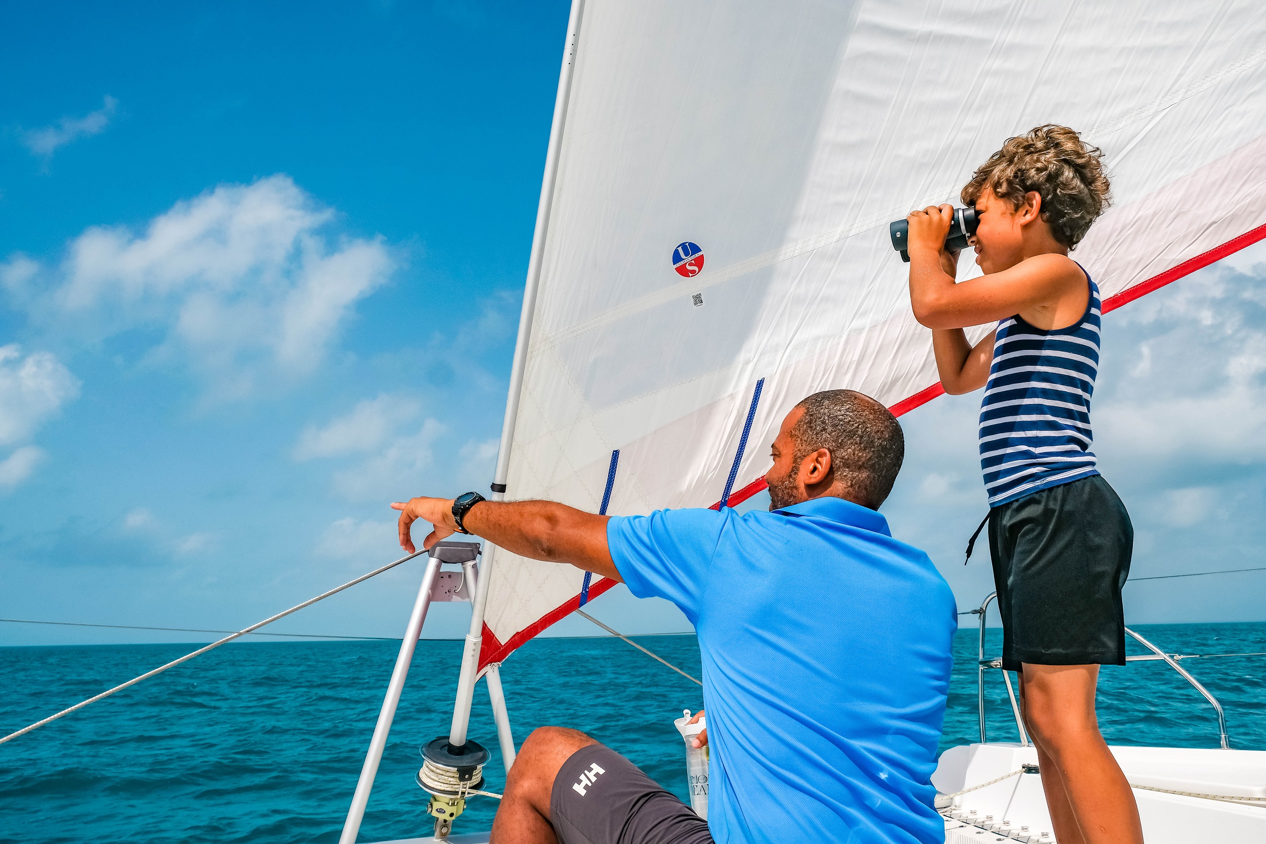 Das Piratenabenteuer unter weißen Segeln müssen Wasserratten ohne Segelschein nicht missen. Charterunternehmen wie Sunsail bieten Yachtcharter mit Skipper an. 