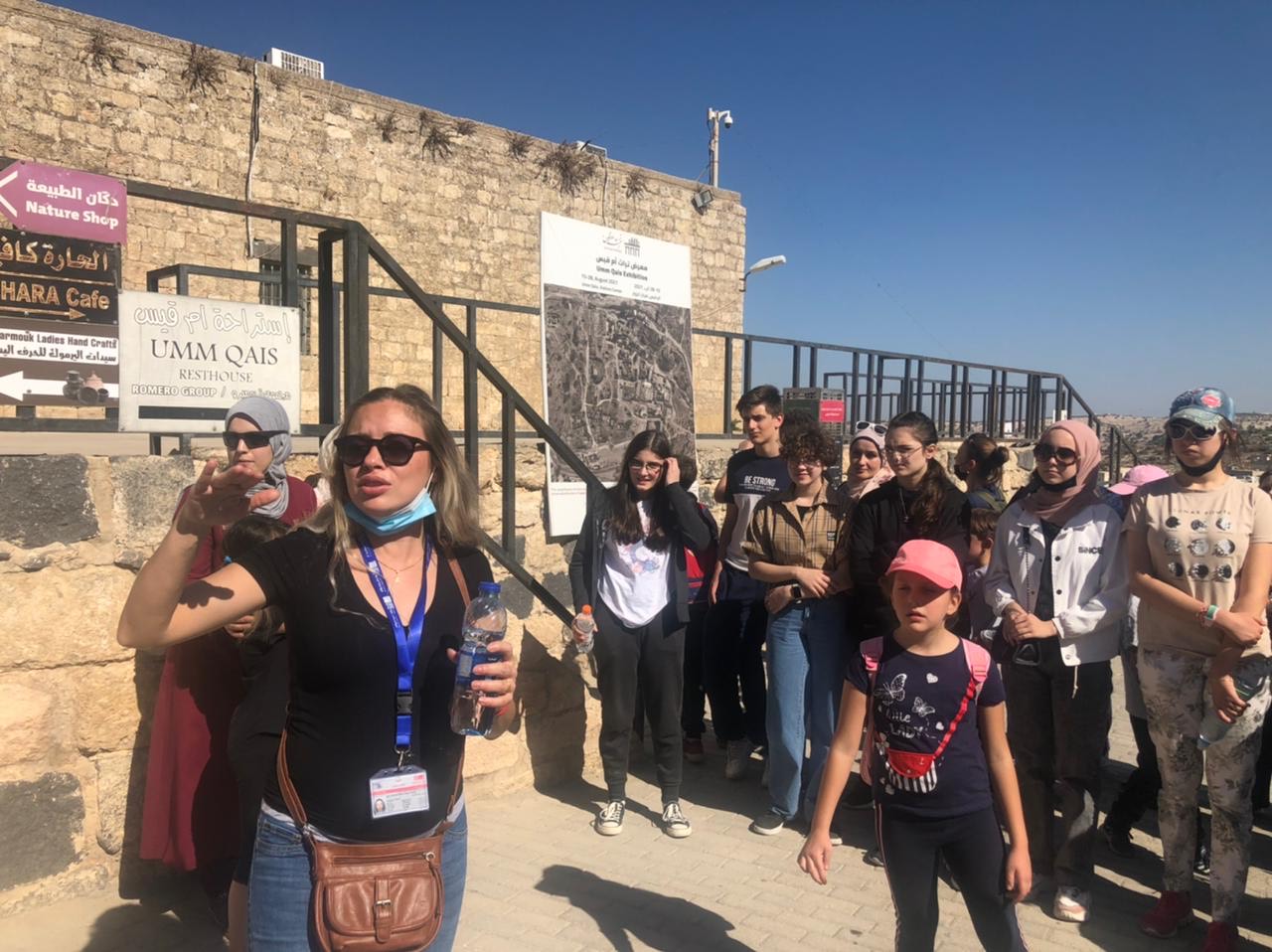 Die junge Jordanierin Amira Majid liebt ihre Heimat über alles – und das möchte sie mit anderen teilen. Für den Abenteuer-Reiseveranstalter G Adventures arbeitet sie deshalb als fachkundige Reiseleiterin und führt täglich Gäste durch Petra, einem der neuen sieben Weltwunder