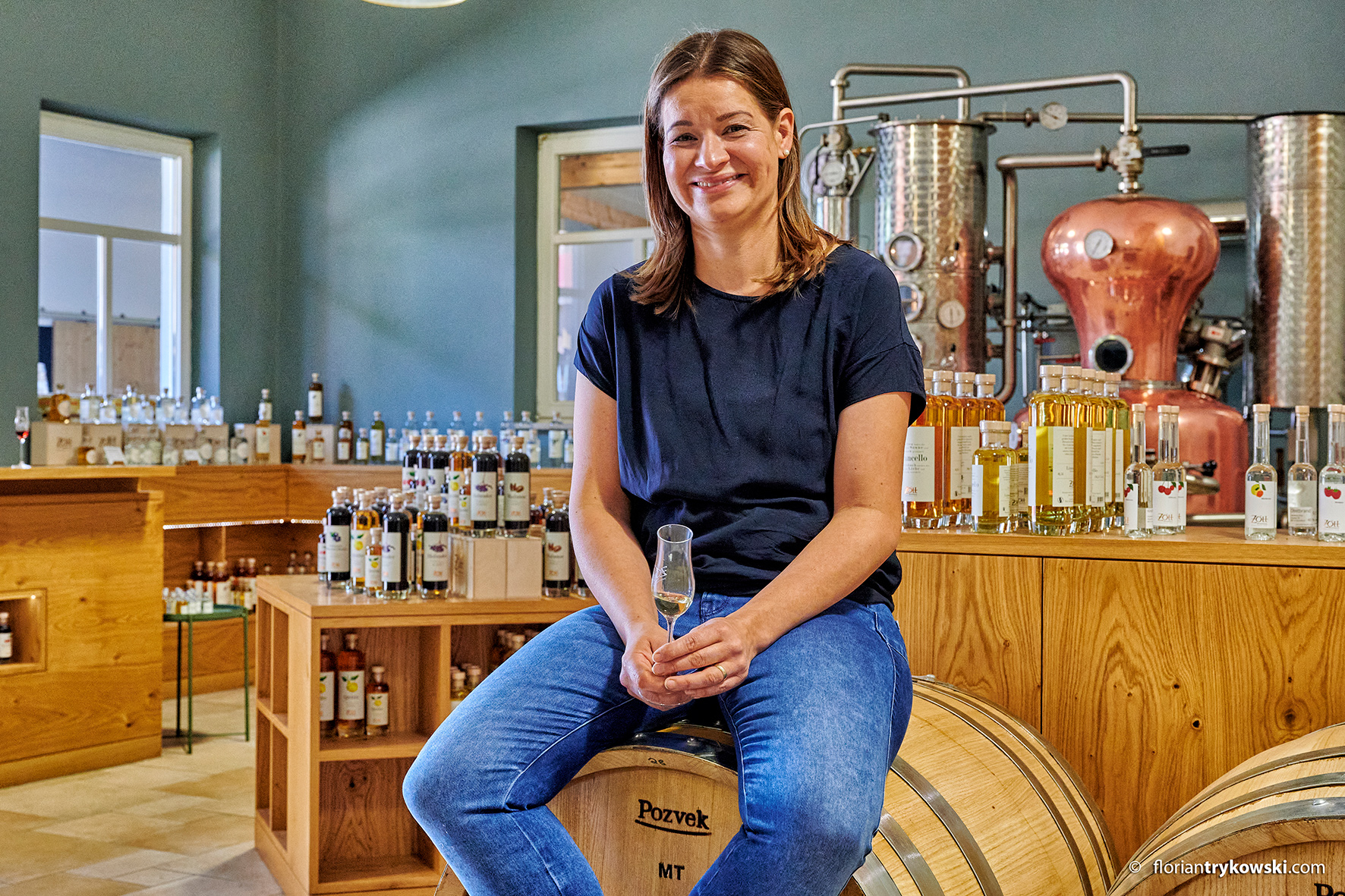 Katharina Zott ist Vollblutmama von zwei Kindern und führt seit 2010 die Destillerie auf dem seit Genera-tionen familiengeführten Obsthof Zott in Ustersbach im Landkreis Augsburg