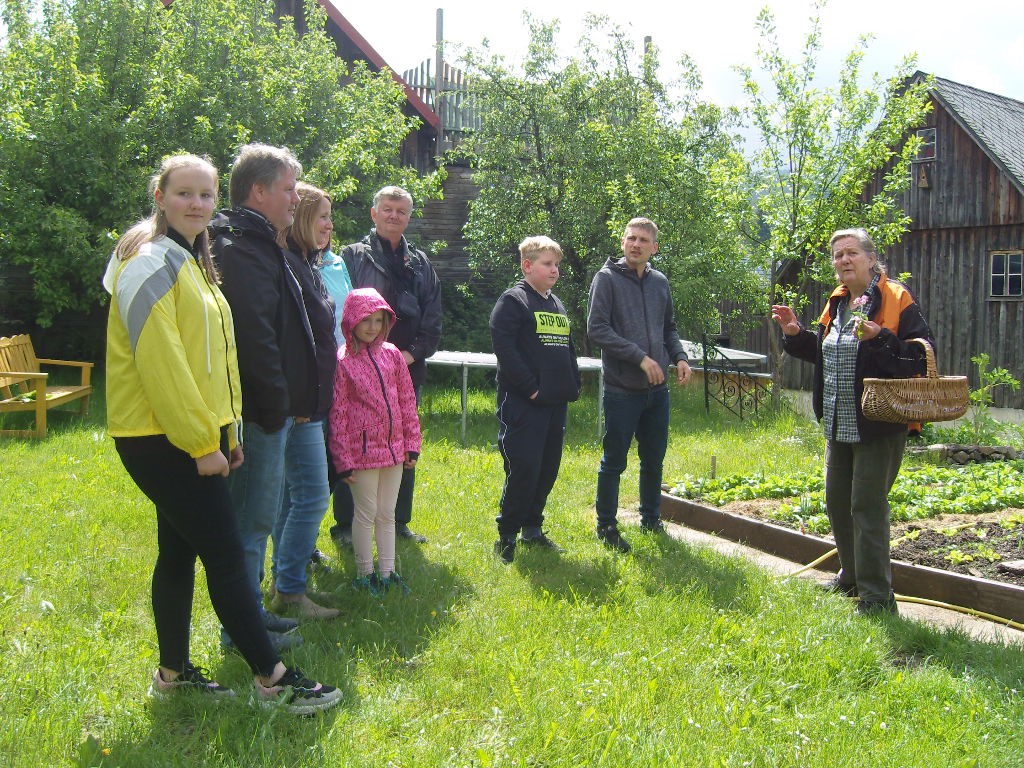 Bei Frieda Frosch aus Bischofsgrün dreht sich alles um das köstliche und heilsame Grün: Die zertifizierte Kräuterpädagogin und Genussbotschafterin nimmt Einheimische und Besucher mit auf gemeinsame Streifzüge durch Wiesen, Wälder oder auch den eigenen Garten, in dem viele Hausmittel wie wilder Thy-mian oder Schafgarbe wachsen.
