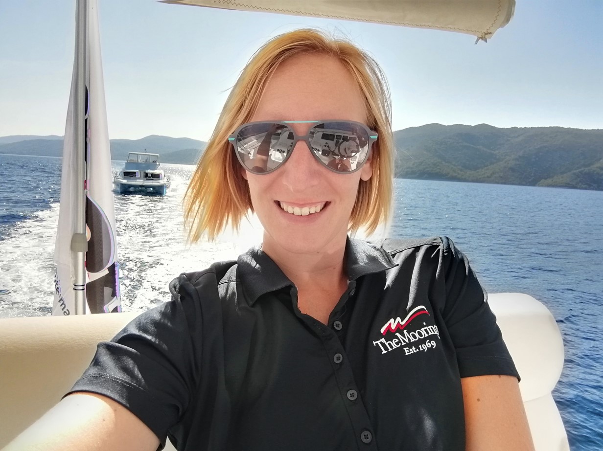 Zwölf-Meter-Yachten ein- und ausparken – das macht Mirna Jakšić mit links. Seit 2016 arbeitet die Kroa-tin beim Segelurlaub-Anbieter Sunsail an der Basis Marina Agana. 