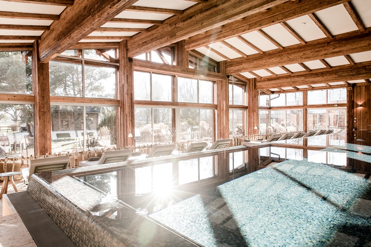 Für gemütliche Stunden nach dem Herbstwandern sorgt Das Achental. Das Resort erwartet seine Gäste mit drei Saunen, zwei Dampfbädern, einem lichtdurchfluteten Ruheraum sowie einem großen Schwimmbad mit Infinity Pool. 