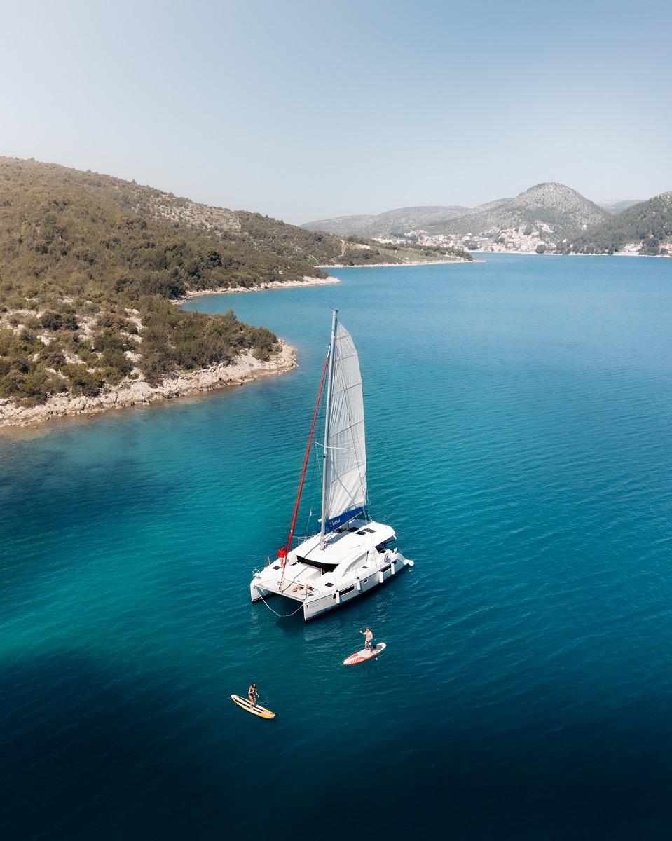 Yachtcharter in Kroatien mit und ohne Skipper ist bis Anfang November buchbar bei Sunsail oder The Moorings (auch Crewed Yachtcharter mit Gourmetkoch).