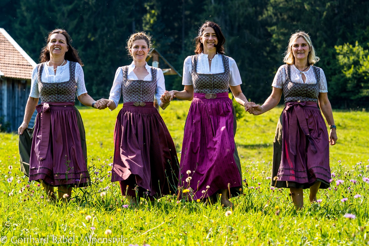 Im Modegeschäft Alpenstyle in Pfronten haben Kunden eine vielseitige Auswahl an qualitativ hochwerti-ger Mode verschiedenster Stilrichtungen, traditionellen und selbstgemachten Trachten sowie Accessoires in bunten und warmen Farben. Für Inhaberin und Schneidermeisterin Andrea Geiger ist die Trachten-Mode ein Ausdruck von Allgäuer Lebensart, Persönlichkeit und Lebensfreude. 