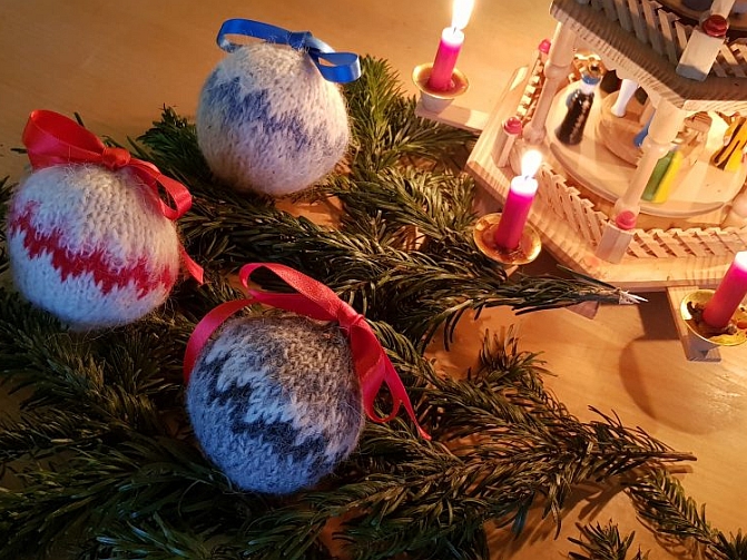 Das deutsch-isländische Expertenteam des Island-Reiseveranstalters Katla Travel hat eine Strickanlei-tung erstellt und so kann der Weihnachtskugel-Überzug entweder über eine vorhandene Kugel gestülpt oder mit Watte gefüllt werden. 