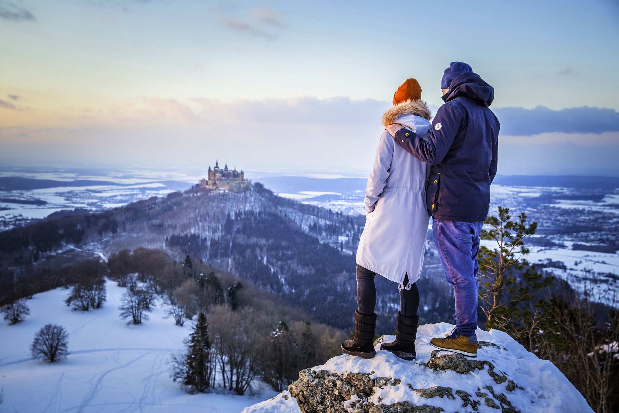 In der diesjährigen Vorweihnachtszeit kommen Besucher und Einwohner der Stadt Albstadt auf der Schwäbischen Alb in den Genuss einer nachhaltigen, energieneutralen Eislaufbahn auf dem Bürgerturm-platz in Albstadt-Ebingen. 