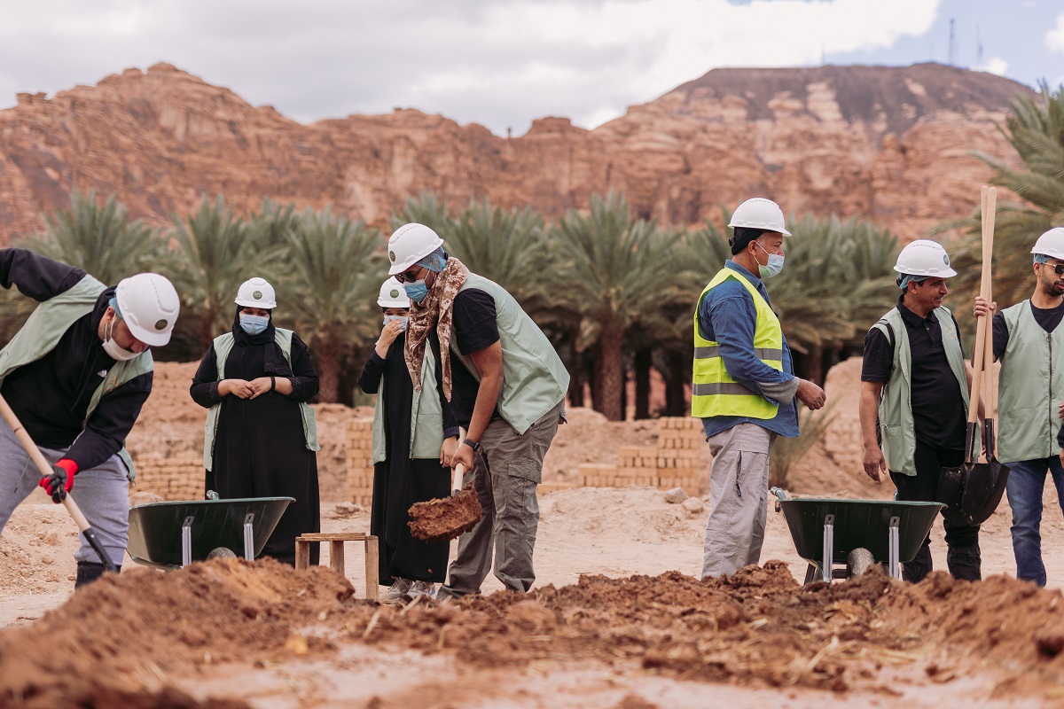 Im Rahmen eines Volotourism-Projektes können auch Besucher am Wiederaufbau der Altstadt von AlUla mitarbeiten – unter Anleitung von Ingenieuren, die sicherstellen, dass der Aufbau auch den Vorgaben entspricht. 