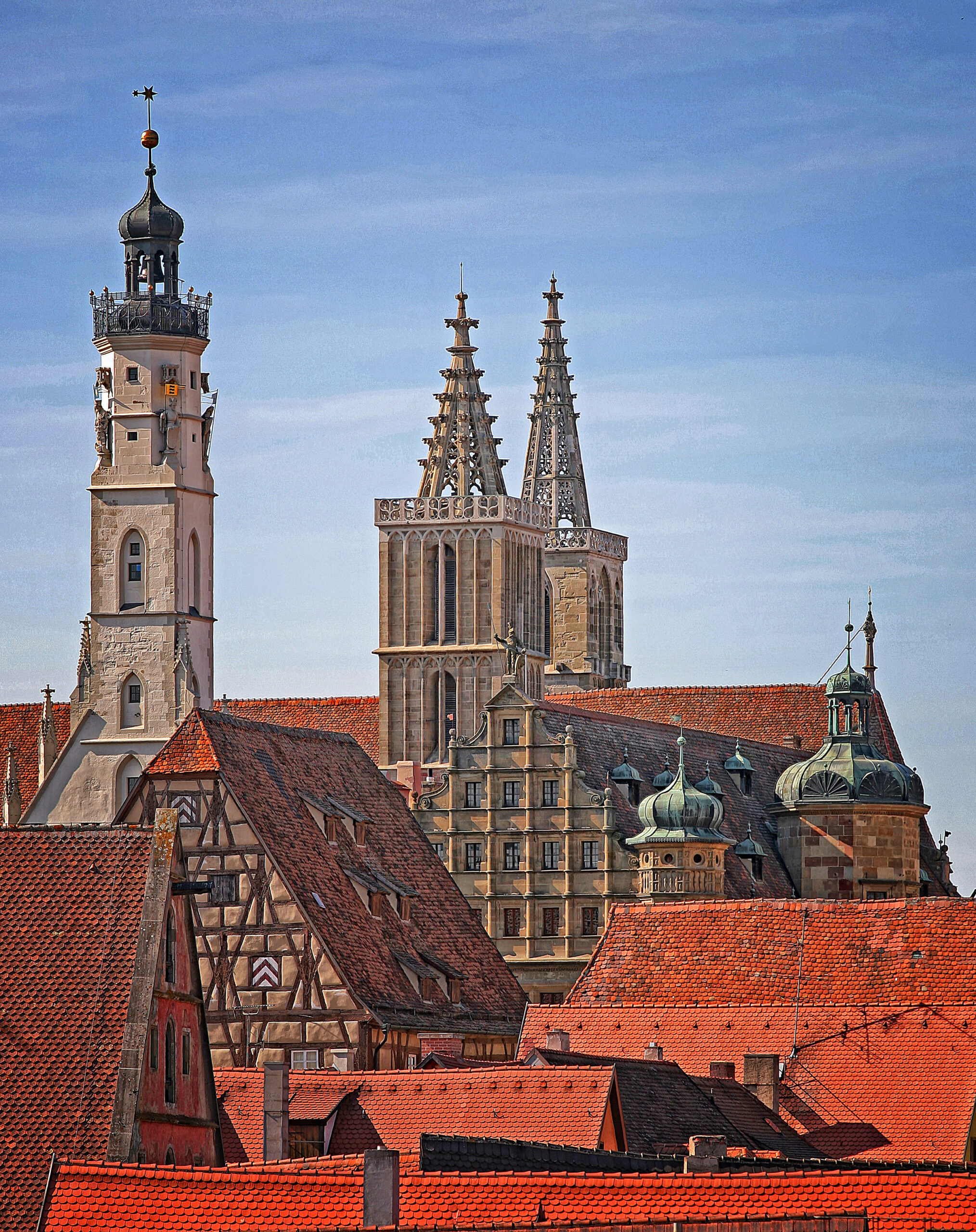 In Rothenburg ob der Tauber treffen gleich sechs Jakobswege aufeinander. Zentraler Anlaufpunkt für Wallfahrer in Rothenburg ist die St.-Jakobs-Kirche mit dem von Tilman Riemenschneider geschaffenen Heilig-Blut-Altar. Während 