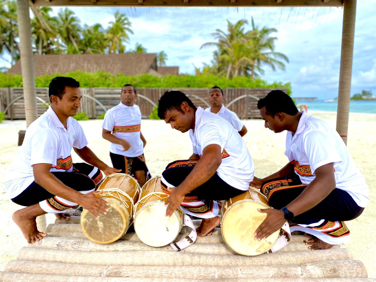 Die typisch maledivische Gastfreundschaft erfahren Reisende bereits beim Betreten der Inseln, wenn ihre Ankunft per Boot oder Wasserflugzeug vom rhythmischen Klang der Bodu Beru-Trommeln und Gesang begleitet wird. 