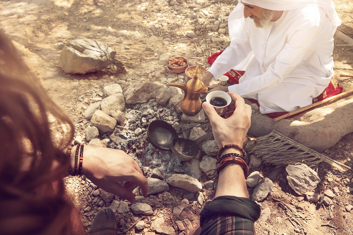 Arabischer Kaffee, auch bekannt als „Gahwa", ist ein wichtiges kulturelles Ritual in Ras Al Khaimah und den Vereinigten Arabischen Emiraten. Die traditionelle Methode der Zubereitung und des Servierens ist tief in der Beduinenkultur verwurzelt und wurde über Generationen hinweg übermittelt. 