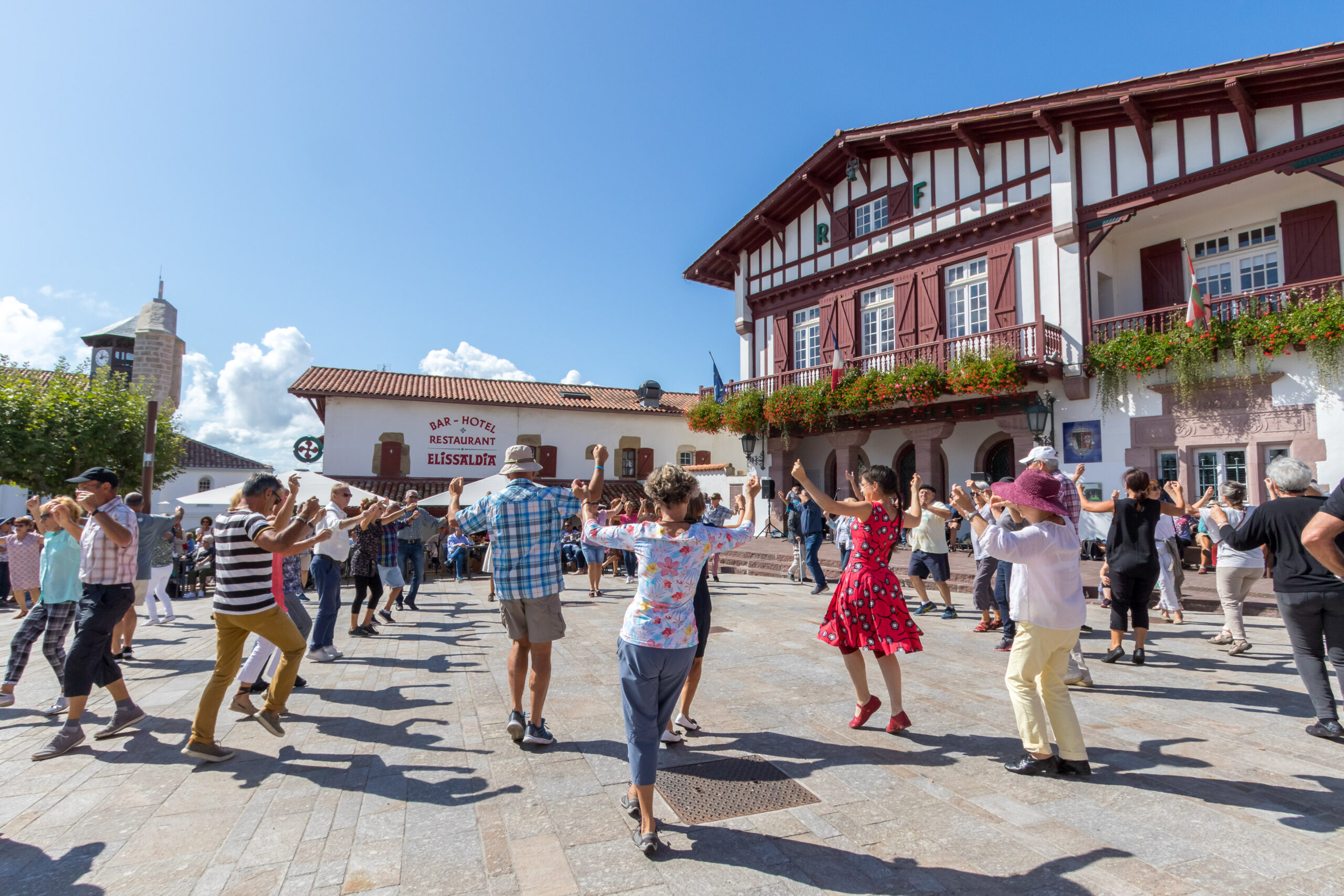 Jeden zweiten Sonntag im Monat verwandelt sich beispielsweise der Dorfplatz von Bidart an der französischen Atlantikküste in eine Bühne für jeden, der gemeinsam mit den Bewohnern das Tanzbein schwingen möchte. 