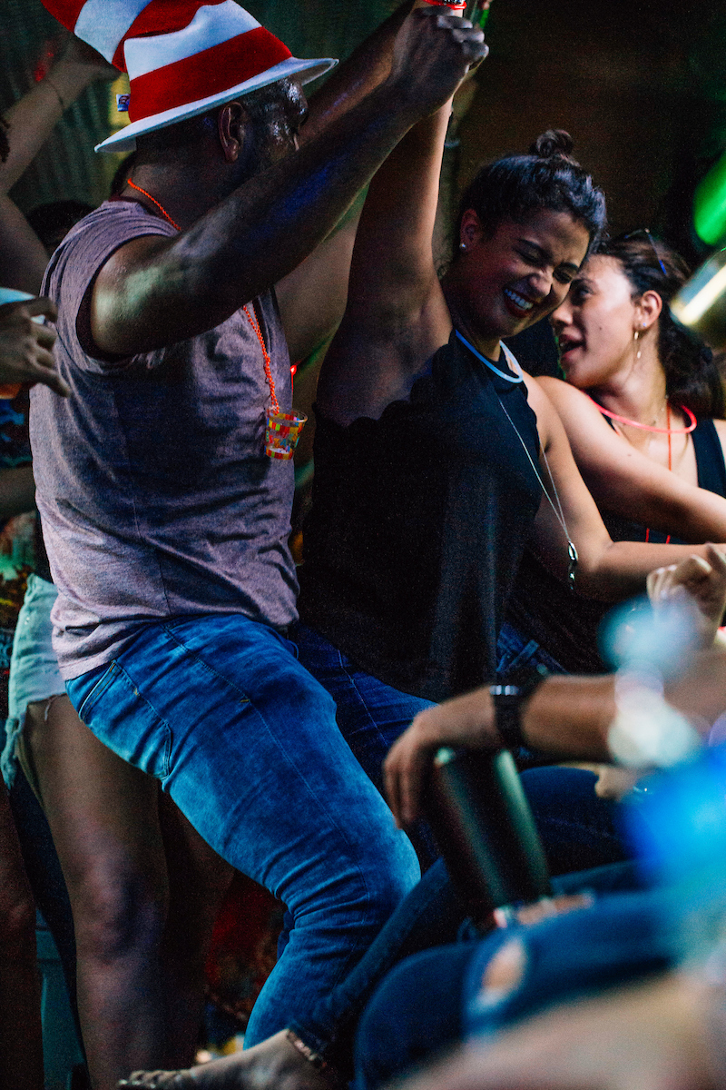 In Puerto Rico liegt Musik in der Luft. Ob während eines Spaziergangs durch die Straßen von San Juan, beim Feiern auf einem Stadtfest oder beim Chillen am Strand, Musik ist ein Grundpfeiler der puerto-ricanischen Kultur